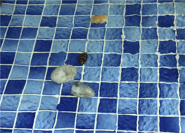 anti slip surface pool tile is ideal for pool steps.jpg
