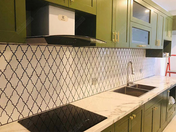 white tone kitchen backsplash design