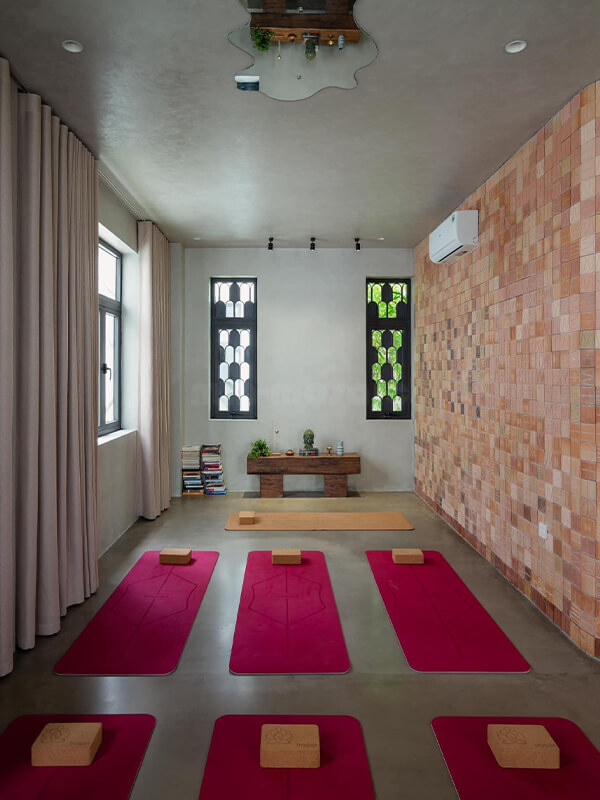 YOGA ASHRAM remodel use scallop tile